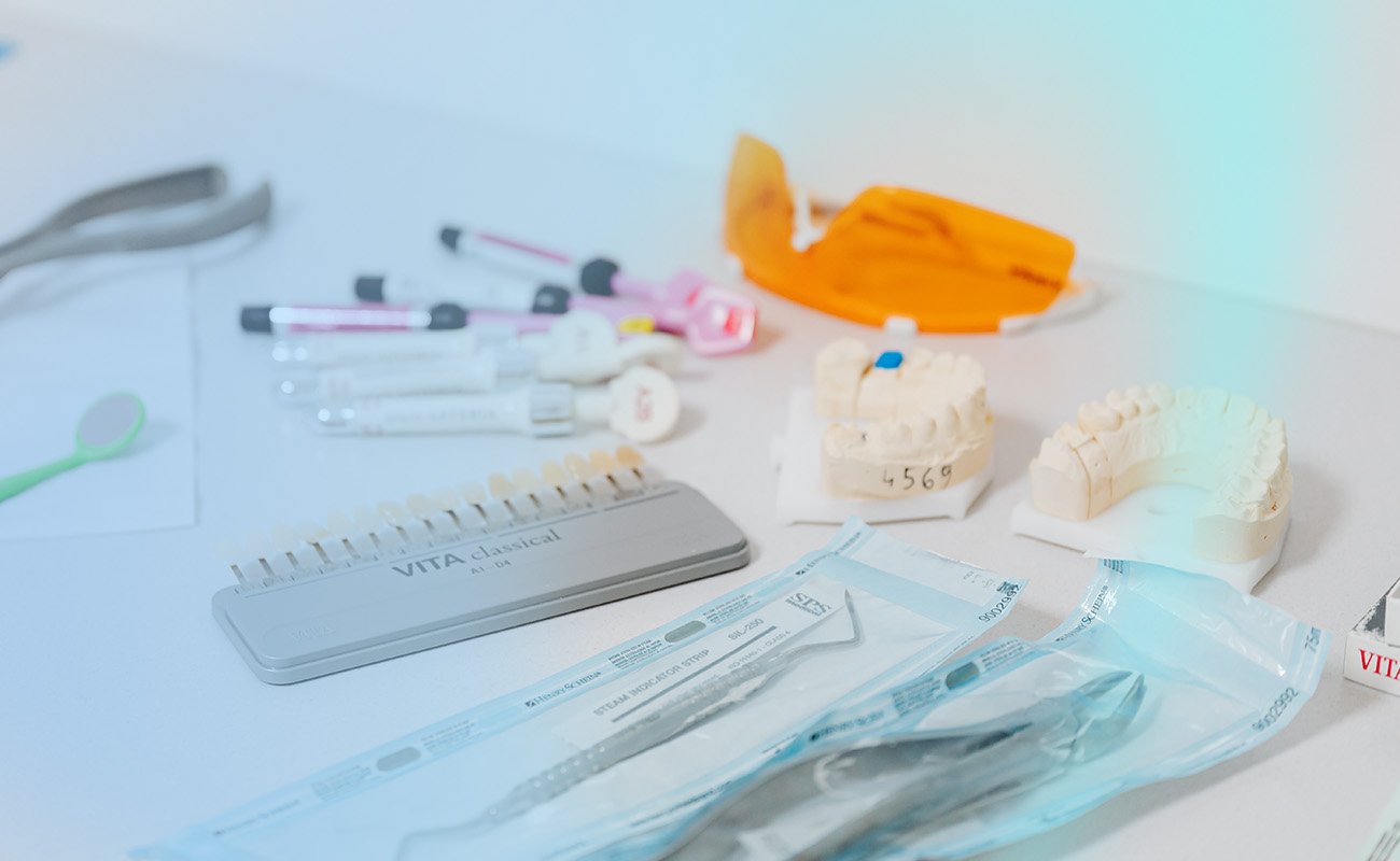 How to Straighten Teeth Without braces or Invisalign